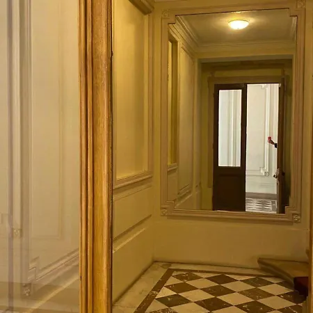 Opera Apartment *